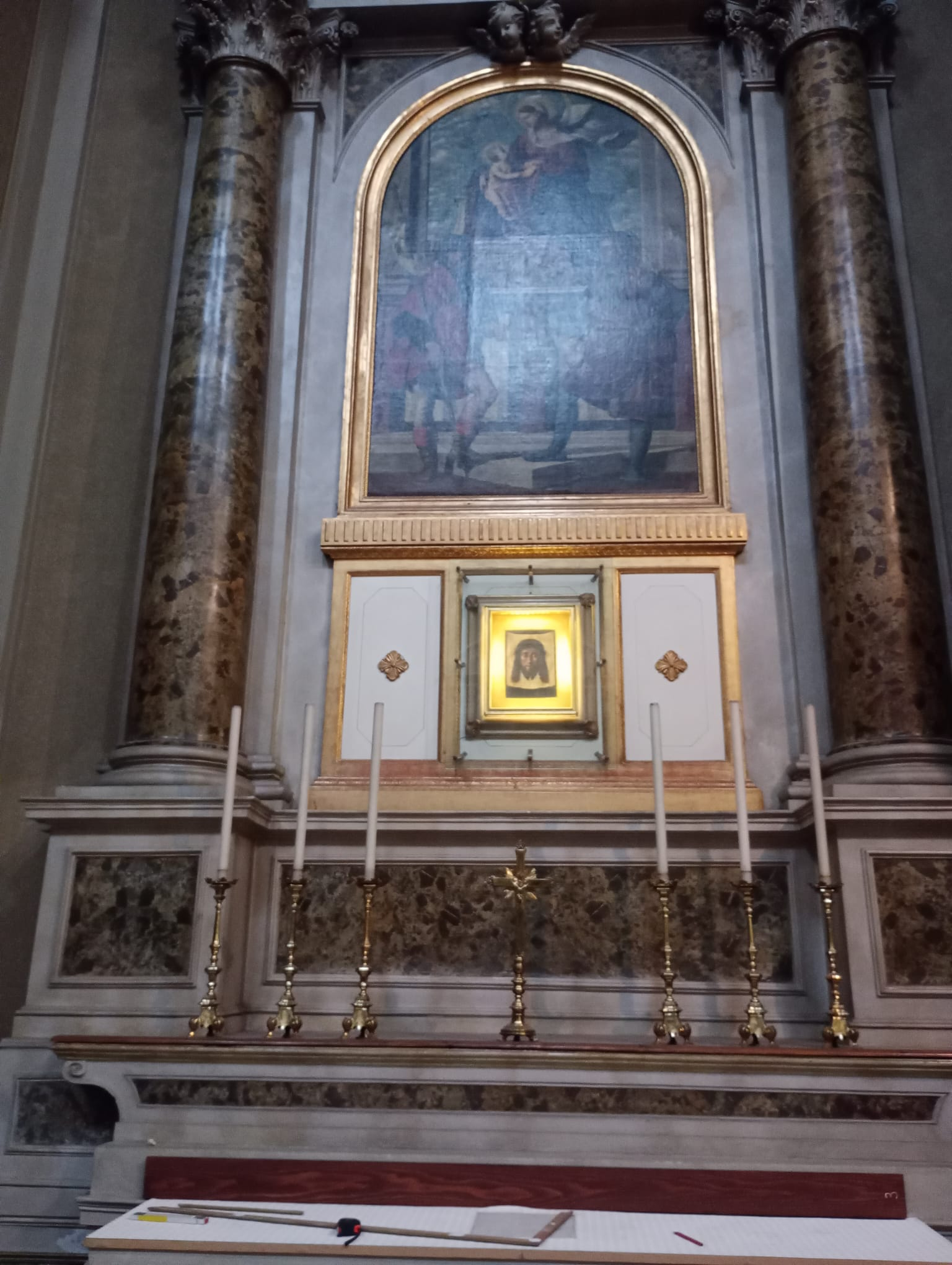 Insieme altare